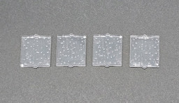 Vier durchsichtige quadratische Plastikstücke Bild von Tropfenfenster klein 1x2x2