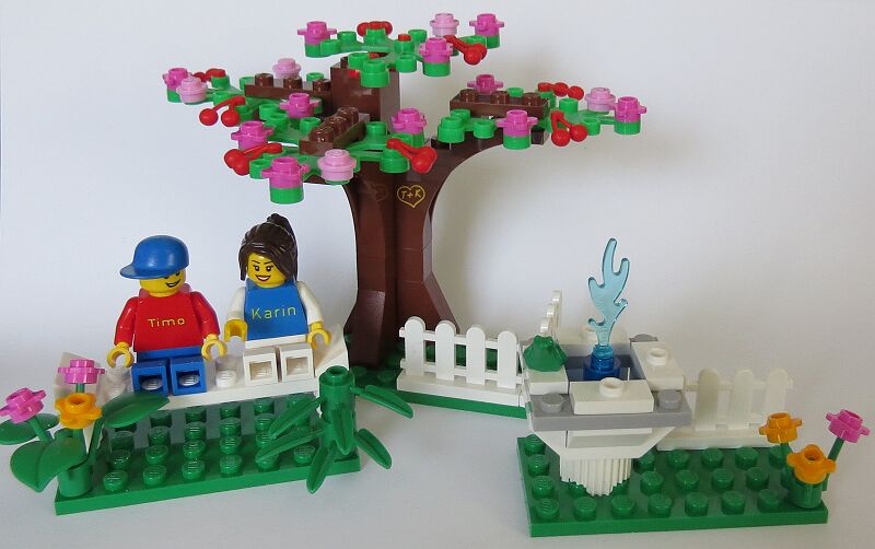 Billede af LEGO® Frühlingsszene mit gravierten Minifiguren & Baumschnitzerei