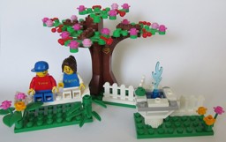 εικόνα του LEGO® Frühlingsszene mit gravierten Minifiguren & Baumschnitzerei